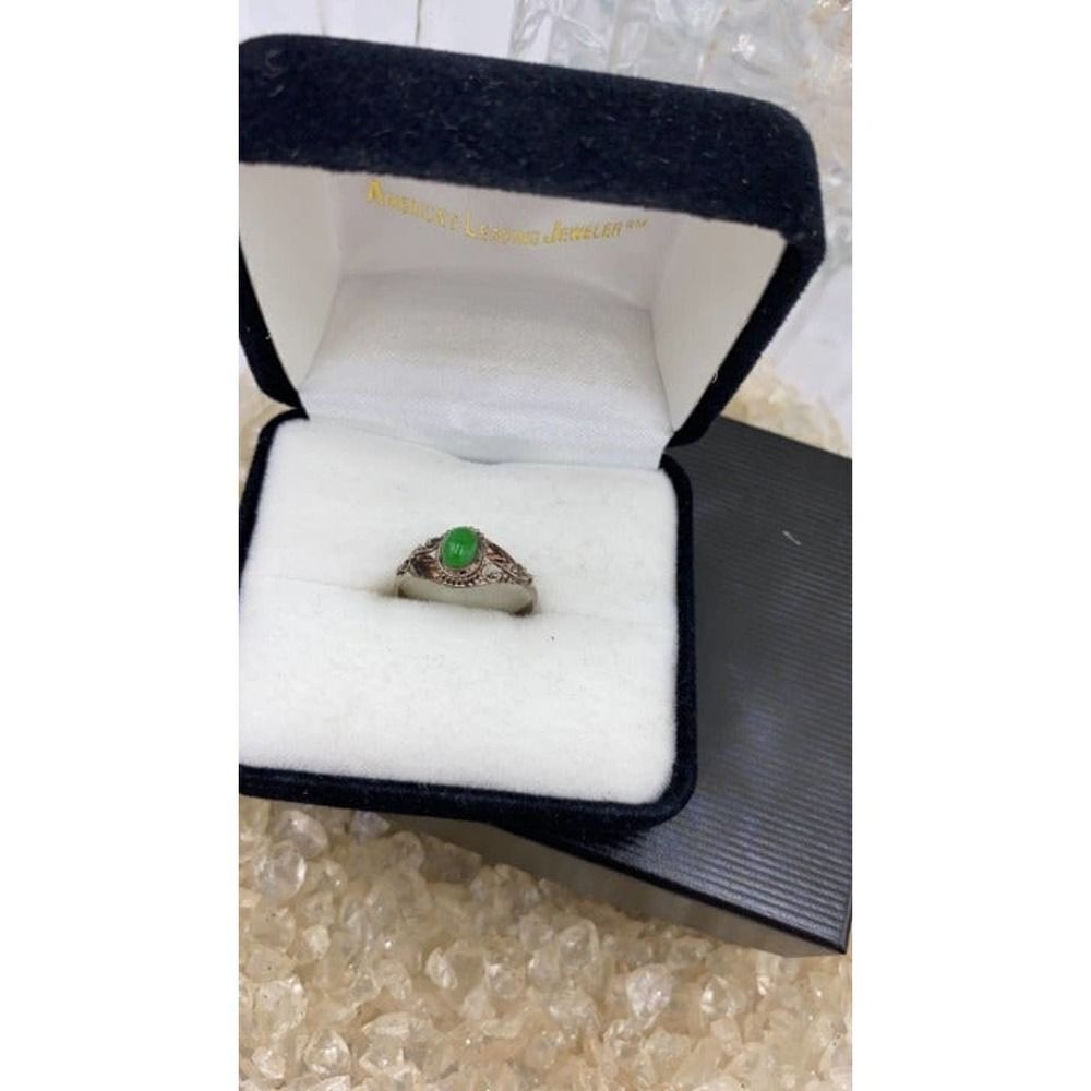 Cute Sterling Silver Ring w/ Green Stone